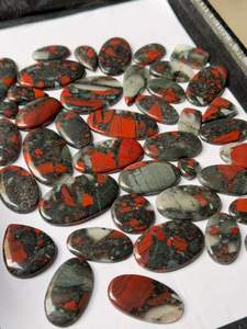 หินบลัดสโตนแอฟริกันสีเขียวเกรด AAA สวยหินโมราสีเขียวผสมรูปทรงฮาโลวีนขายส่ง - Product Image 2