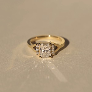 Anillo de diamante cultivado en laboratorio con corte radiante de oro de 14k de primera calidad, elegante joyería nupcial de boda, diseño clásico, proveedor mayorista de exportación a granel - Product Image 4