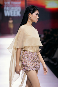 M. Crazy Lady Vietnam Fabricant de Blouses et chemises sexy personnalisées avec logo brodé Service ODM et OEM accepté - Product Image 2