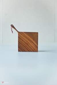 Elegante tabla de cortar de madera de nogal hecha a mano con mango Bandeja de madera duradera para queso y aperitivos Tabla de servir Premium - Product Image 3