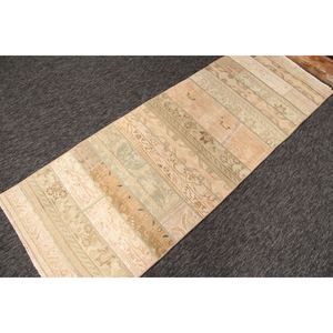 Alfombra de 2.6x7.5 pies, alfombra turca de patchwork, alfombra vintage beige geométrica con elementos florales. - Product Image 3