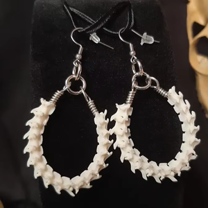 Boucles d'oreilles en os fabriquées à la main Bijoux uniques, élégants et écologiques pour toutes les occasions par Crescent Crafts - Product Image 1