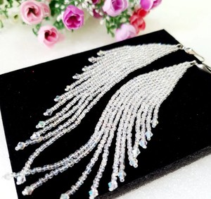 Pendientes de Novia de 5 Pulgadas de Largo, Color Blanco Brillante, Flecos Largos con Cristales - Product Image 2