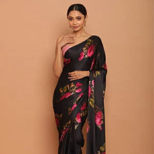 Sari en soie satinée blanche pour femmes avec imprimé floral rose pour les fêtes d'été Inspiré de la beauté japonaise - Product Image 1