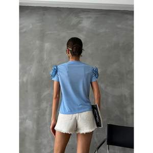 Camiseta de Mujer Topshow Azul con Diseño de Rosas en el Hombro, Disponible al por Mayor - Product Image 1