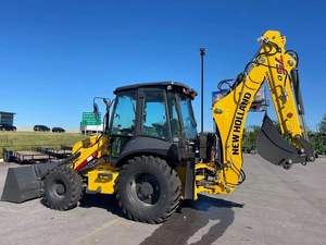 Chargeuse compacte 4x4 New Holland B75D avec cabine climatisée et pelle télescopique, équipée d'un vérin hydraulique Huade, à vendre - Product Image 3