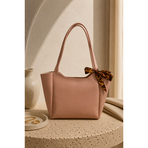 Sac à main et bandoulière en cuir rose poudré avec détail écharpe à motifs - Product Image 1