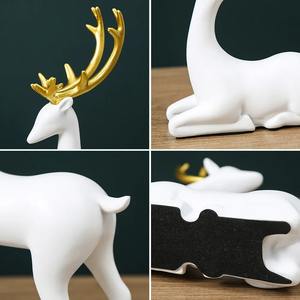 Élégante sculpture de famille de rennes blancs avec détails dorés, parfaite pour la décoration du salon ou le style des vacances - Product Image 6