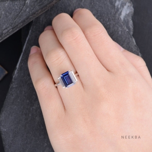 Anillo de plata 925 de tres piedras Centro 7*10mm Corte Esmeralda Anillo de moissanita y zafiro cultivado en laboratorio para bodas Hecho a mano en la India - Product Image 6