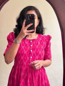 Vestido de una pieza rosa de diseñador indio para mujer, algodón suave y seda, bellamente estampado para bodas y fiestas para adultos - Product Image 4