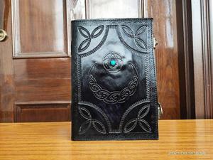 Fabriqués sur mesure dans différents modèles, revues en cuir avec des pierres utilisant des motifs complexes fabriqués à l'aide de papiers faits à la main en coton - Product Image 6