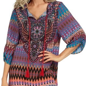 Haut imprimé numérique en soie multicolore à col montant avec cordon de serrage et pompon, longueur mini, pour femme, collection été 2026 - Product Image 1