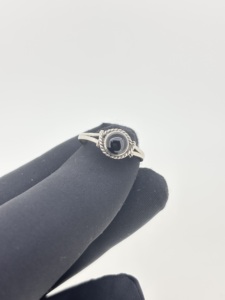 แหวนเงินแท้ 925 ประดับพลอยออนิกซ์สีดำธรรมชาติทรงหลังเบี้ย สำหรับใส่ทุกวัน หรือในงานแต่งงาน หรืองานปาร์ตี้  เป็นพลอยประจำเดือนมกราคม - Product Image 3