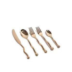 Juego de cubiertos de metal con diseño de mango decorativo para una mesa de comedor de cocina tradicional rústica, ideal para uso diario y fiestas. - Product Image 3