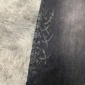 กางเกงยีนส์ฟอกสีสไตล์วินเทจสีพื้นทรงหลวมแนวสตรีทแวร์ของผู้ชายปรับแต่งสีพื้นพร้อมไฟแรง - Product Image 5