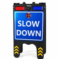 Panneau de signalisation routière portable en plastique avec lumière LED solaire clignotante rouge et bleue et haut-parleur pour avertissement de ralentissement