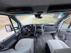 Casa Contenedor MB Mercedes Unity 2016 para Viajes de Ocio con Sistema de Energía Integrado y Espacio Preparado para Uso en Exteriores con Garantía - Product Image 5