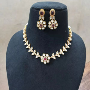Ensemble de mariée Royal Kundan Boucles d'oreilles en laiton faites à la main pour une fête de mariage classique Look pour les mariées désirant une robe majestueuse - Product Image 3