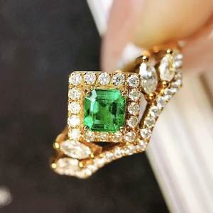 แหวนทอง 14K ทรงเจ้าหญิง ประดับมรกตแซมเบียธรรมชาติและมอสซาไนต์ สำหรับผู้หญิง ดีไซน์ทันสมัย เหมาะสำหรับงานแต่งงาน งานเลี้ยงฉลองครบรอบ และเป็นของขวัญวันเกิดเดือนพฤษภาคม - Product Image 3