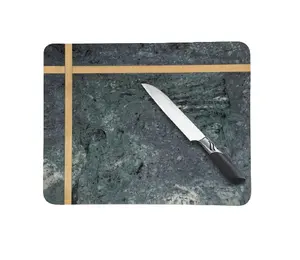 Planche à découper en marbre gris de haute qualité avec accessoire de cuisine en bois incrusté de laiton - Product Image 1
