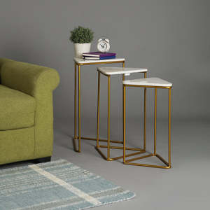 Cadre en métal plaqué or avec dessus en marbre Table en forme de triangle pour la maison Restaurant Hôtel Décoration au prix de gros - Product Image 2