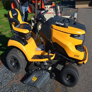 Achetez des tracteurs à gazon Cub Cadet XT2, livraison rapide, qualité supérieure, performances fiables et entretien facile pour votre pelouse - Product Image 2