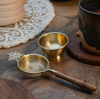 Passoire à thé en laiton personnalisée et pot de repos artisanat royal manche en bois boule filtrante passoires et passoires en métal