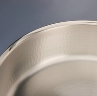 Casserole ronde argentée de luxe, finition moderne et brillante, parfaite pour la cuisine, le service de plats gastronomiques et la présentation de table
