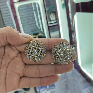 La vente la plus chaude de boucles d'oreilles American Diamond Classic Tops avec placage à deux tons en Inde - Product Image 1