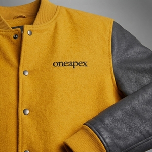 Veste en laine jaune moutarde pour homme avec manches en cuir noir, logo personnalisé, col et poignets en tricot côtelé, fermeture à boutons-pression, vêtement d'extérieur streetwear haut de gamme - Product Image 4
