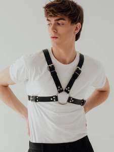 Harnais en cuir noir pour homme avec anneau métallique et sangles réglables, accessoire de costume sexy - Product Image 1