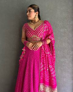 Lehenga Choli en soie de maslin rose de haute qualité avec chemisier brodé Banglori lourd et Dupatta pour les fêtes et les mariages - Product Image 2