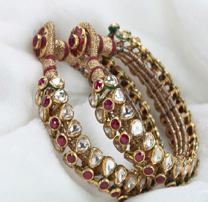 Bracelets exquis en laiton de couleur rubis et kundan avec une finition dorée texturée. Classique, disponible à prix de gros. - Product Image 1