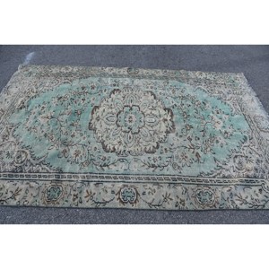 Alfombra turca vintage de látex de lana verde y beige de 5,5x8,4 pies, retales Aubusson rectangulares, pasillo a rayas para sala de estar y dormitorio - Product Image 3