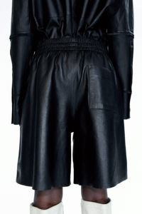 Vente en gros 100% short de haute qualité en faux cuir de couleur noire Sondage sur les shorts personnalisé ample ajusté style cargo en cuir pour femmes - Product Image 5