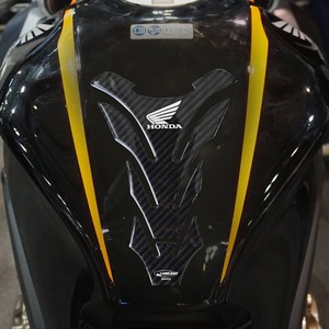 Adesivo Protettivo Serbatoio Ufficiale Honda con Logo in Carbonio, Personalizzabile, in Resina 3D per Decorazione - Product Image 1