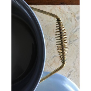 Casserole couverte en céramique vintage avec support en métal orné Vaisselle du milieu du siècle Chauffe-plats en grès violet vintage - Product Image 4