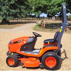 Tracteur tondeuse autoportée Kubota pour la ferme. - Product Image 1