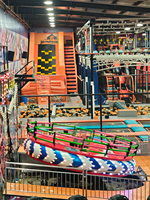 Équipement de parc d'aventure intérieur pour enfants sur le thème du hip-hop : trampoline, mur d'escalade, système de divertissement sportif multi-niveaux
