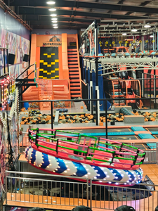 Parque de Aventuras Infantil de Interior con Temática Hip-Hop, Trampolín, Muro de Escalada, Sistema de Entretenimiento Deportivo Multinivel - Product Image 4