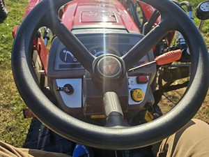 รถไถเดินตาม Massey Ferguson 1526 ปี 2018 65-140 แรงม้า เกียร์อัตโนมัติ ขับเคลื่อน 4 ล้อ สำหรับใช้งานในฟาร์ม พร้อมปั๊ม เกียร์ แกนกลางเครื่องยนต์ ประสิทธิภาพสูง มือสอง - Product Image 6