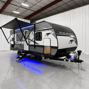 Remolque de Viaje Tipo Caravana, Marca Company Price Trail Runner, Carrocería de Aluminio, Diseño Moderno en Negro con Detalles Grises, Cocina Extraíble - Product Image 1