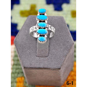 Bague artisanale culturelle du Sud-Ouest, en turquoise Kingman et argent sterling, taille King - Product Image 1