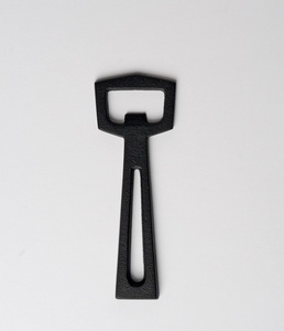 Ouvre-bouteille en fonte mural durable avec finition rustique décorative, parfait pour les cuisines de ferme et les bars extérieurs - Product Image 4