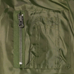 Chaqueta universitaria de satén verde con logotipo personalizado Chaqueta universitaria de satén ligera del fabricante directo para hombre - Product Image 3