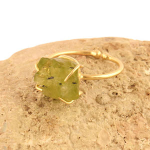Anillo de peridoto de piedras preciosas en bruto sin cortar, anillo de banda abierta chapado en oro de 18 quilates de latón hecho a mano con ajuste de punta, regalo de joyería de moda para ella - Product Image 4