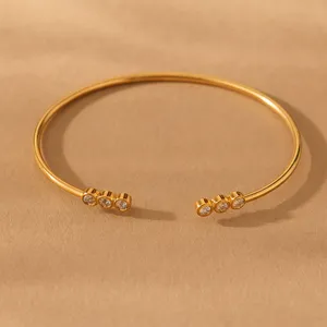 Brazalete de Moda con Diseño de Tres Diamantes - Product Image 6