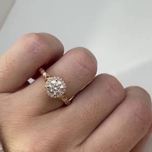 Anillo de Compromiso con Diamante Cultivado en Laboratorio de 1.20ct, Corte Redondo, Diseño Halo Catedral en Oro Rosa, Certificado IGI, Claridad VVSVS - Product Image 4
