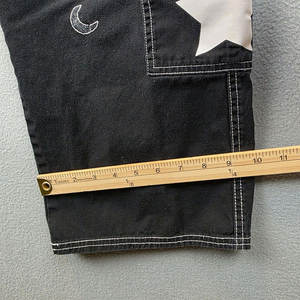 Pantalon cargo noir évasé pour femme, style punk gothique emo, avec étoiles et surpiqûres contrastées, 2026 - Product Image 6