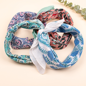 Pañuelo de Cuello Unisex Hecho a Mano en Jaipur, Estampado Floral en Bloques, Algodón Ligero, Estilo Bohemio, Bandana Étnica Sostenible - Product Image 2